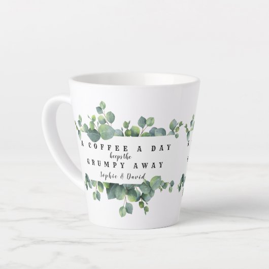 Eucalyptus Loof Een Koffie Per Dag Monogram Latte Mok (Linkerhoek)