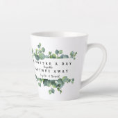 Eucalyptus Loof Een Koffie Per Dag Monogram Latte Mok (Rechts)
