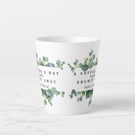 Eucalyptus Loof Een Koffie Per Dag Monogram Latte Mok (Voorkant)