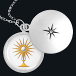 Eucharistie en collier de Monstrance<br><div class="desc">Les caractéristiques de conception ce "à trois dimensions" de regard une image du sacrement béni/d'eucharistie sainte dans un or ont coloré le monstrance. Sentez-vous libre pour changer la couleur d'arrière - plan par l'intermédiaire des outils extraordinaires de la personnalisation de Zazzle.</div>