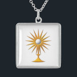 Eucharistie en collier de Monstrance<br><div class="desc">Les caractéristiques de conception ce "à trois dimensions" de regard une image du sacrement béni/d'eucharistie sainte dans un or ont coloré le monstrance. Sentez-vous libre pour changer la couleur d'arrière - plan par l'intermédiaire des outils extraordinaires de la personnalisation de Zazzle.</div>