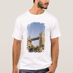 Europa, ENGELAND, Londen: Tower Bridge / Laat T-shirt