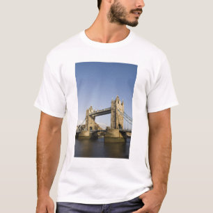 Europa,ENGELAND, Londen: Tower Bridge / Laat T-shirt