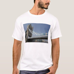 Europa, Engeland, Londen. Tower Bridge over de 2 T-shirt