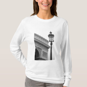 Europa, Frankrijk, Parijs. Arc de Triomphe en T-shirt