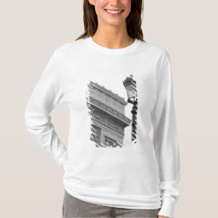 Europa, Frankrijk, Parijs. Arc de Triomphe en T-shirt