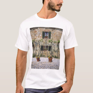Europa, Italië, Monteriggioni. Een stenen huis is T-shirt