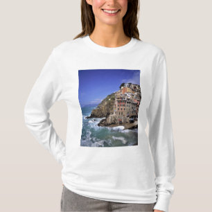 Europa, Italië, Riomaggiore. Riomaggiore is gebou T-shirt