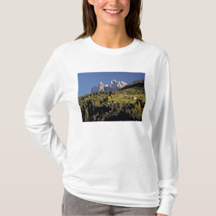 Europa, Italië, San Pietro. De Odle-groep lijkt T-shirt