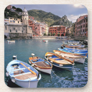 Europa, Italië, Vernazza. Felgekleurde boten Bier Onderzetter
