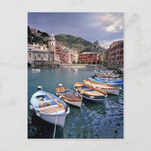 Europa, Italië, Vernazza. Felgekleurde boten Briefkaart