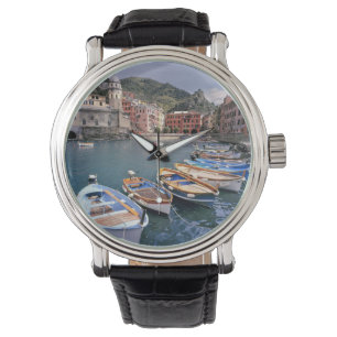 Europa, Italië, Vernazza. Felgekleurde boten Horloge