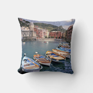 Europa, Italië, Vernazza. Felgekleurde boten Kussen