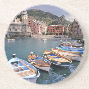 Europa, Italië, Vernazza. Felgekleurde boten Zandsteen Onderzetter