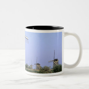 Europa, Nederland, Zuid Holland, Kinderdijk. 2 Tweekleurige Koffiemok