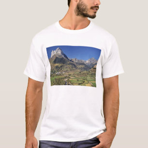 Europa, Spanje, Sallent de Gallego. Een klein T-shirt