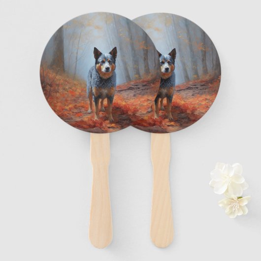 Éventail Blue Heeler dans les feuilles d'automne automne au (Devant et derrière)