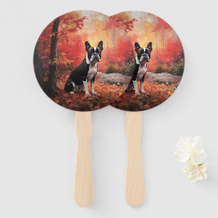 Éventail Boston Terrier dans les feuilles d'automne qui tom