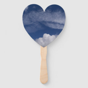 Éventail ciel bleu et nuages blancs sur un ventilateur