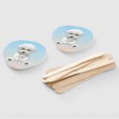 Éventail Cozy Plush Moment: Smiling Bichon Hugging Mini Pup (Non-assemblé)