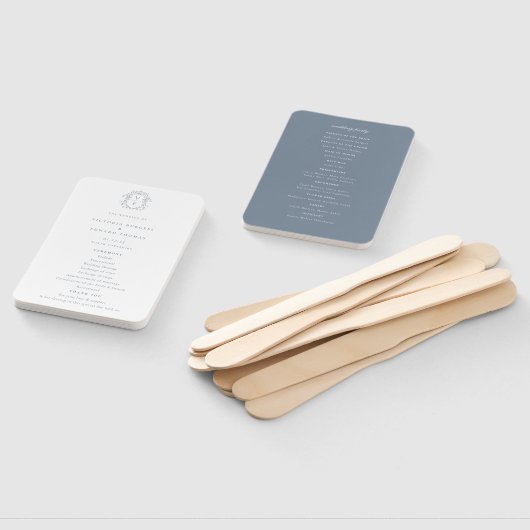 Éventail Dusty Blue Crest Monogramme Programme de mariage (Non-assemblé)