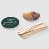 Éventail Graduation 2025 Grad Photo Green Argent Script (Non-assemblé)