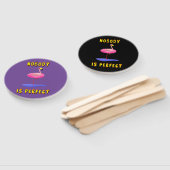 Éventail Personne n'est parfait - flamant avec anneau de na (Non-assemblé)