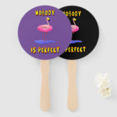 Éventail Personne n'est parfait - flamant avec anneau de na (Devant et derrière)