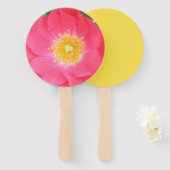 Éventail rose de couleur saumon avec un centre jaune sur un (Devant et derrière)