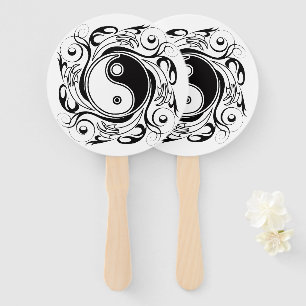 Éventail Symbole Yin & Yang style de tatouage noir et blanc