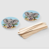 Éventail Un bébé éléphant qui sonne heureux dans la savane  (Non-assemblé)