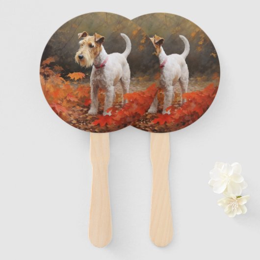 Éventail Wirefox Terrier dans les feuilles d'automne chute (Devant et derrière)