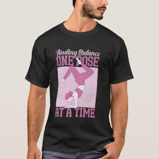Evenwicht vinden, één pose tegelijk Yoga Moeder T-shirt