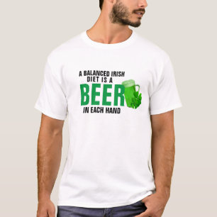 Evenwichtige eetgewoonte is een bier in elk handen t-shirt