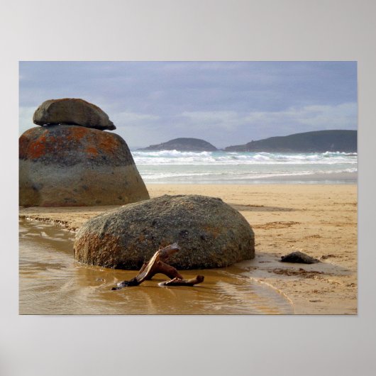 Evenwichtige Rocks en Driftwood op Australische st Poster (Voorkant)