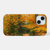 Evergreen dennen en herfstbomen iPhone 15 hoesje (Achterkant horizontaal)