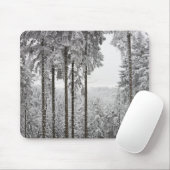 Evergreen forest in de winter muismat (Met muis)