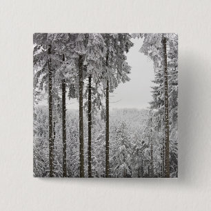 Evergreen forest in de winter vierkante button 5,1 cm