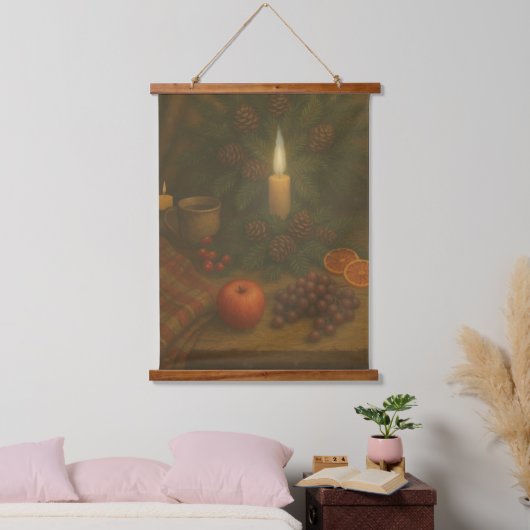 Evergreen Table – Candlelight and Calm Hangend Wandkleed (Slaapkamer)