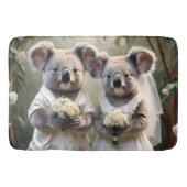 Evergreen Vows: Een Koala-bruiloft in het wit Badmat (Voorkant)