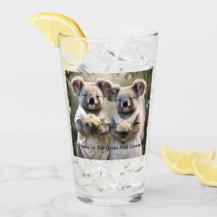 Evergreen Vows: Een Koala-bruiloft in het wit Glas