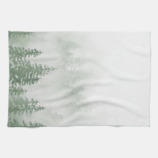 Evergreens in het bos Foggy Mountain in het groen Theedoek (Horizontaal)