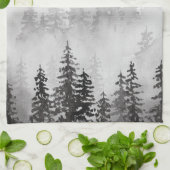 Evergreens in het bos Foggy Mountain in het zwart Theedoek (Gevouwen)