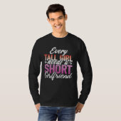 Every Tall Girl Needs A Short Girlfriend  LGBT Les T-shirt (Voorkant volledig)