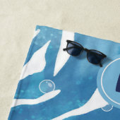 Evil Eye Blue moderne serviette de plage moderne (En situation)
