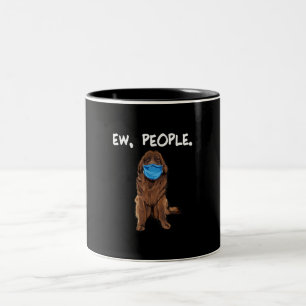 Ew. Mensen Newfie Dog Wearing Face Mask Gift Tweekleurige Koffiemok