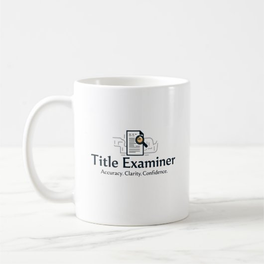 Examinateur de titres Mug – Précision. Clarté. Con (Gauche)