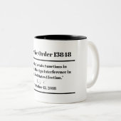 Executive Order 13848 Tweekleurige Koffiemok (Voorkant rechts)