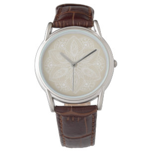 Exotisch wit Mandala op beige achtergrond Horloge
