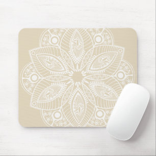 Exotisch wit Mandala op beige achtergrond Muismat